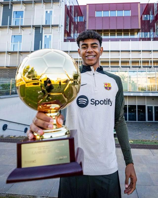 尤文发售圣诞节相关产品，毛衣售价39.9欧元，帽子16.9欧